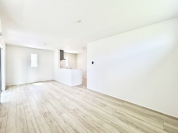 ご家族の賑やかな話し声で包まれる明るいリビング