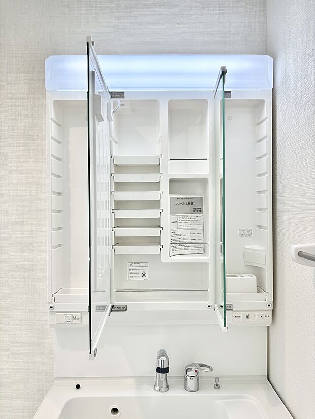 三面鏡の裏に、化粧品や衛生用品などを収納可能。洗面台をすっきりと保ちます！