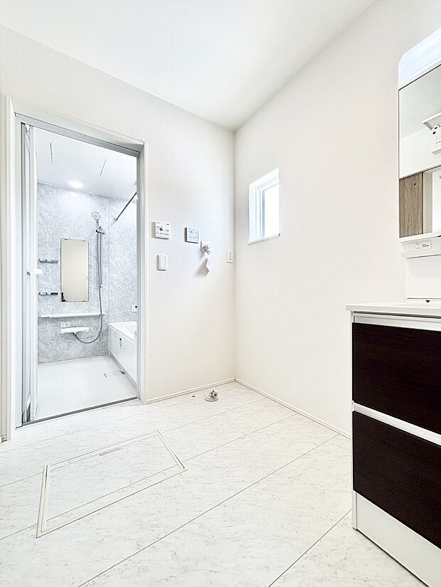 清潔感ある洗面化粧室で朝の身支度も快適