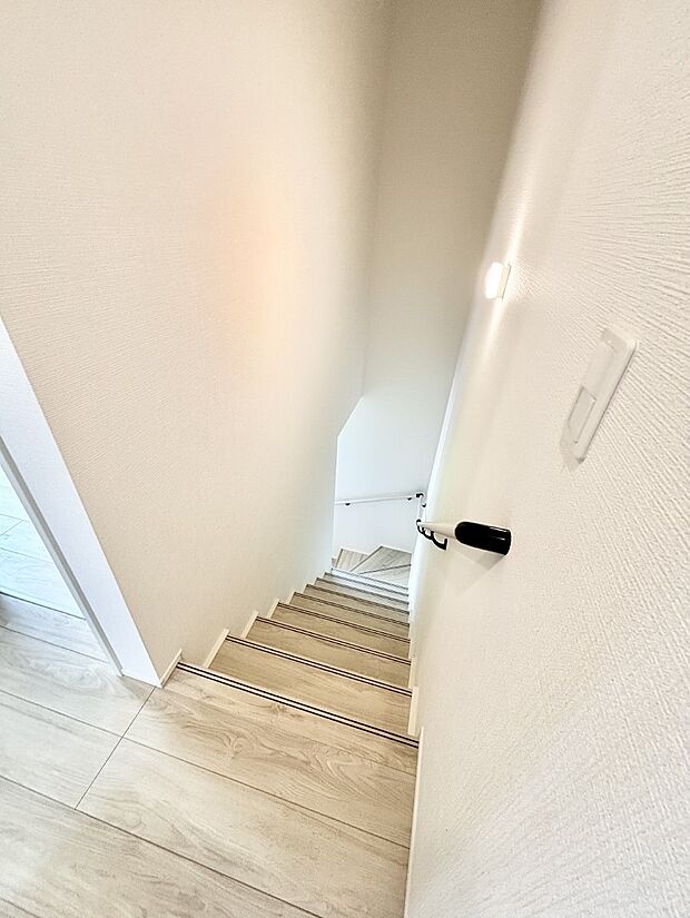 階段は手すり付きなので小さなお子さまやご高齢の方も安心です