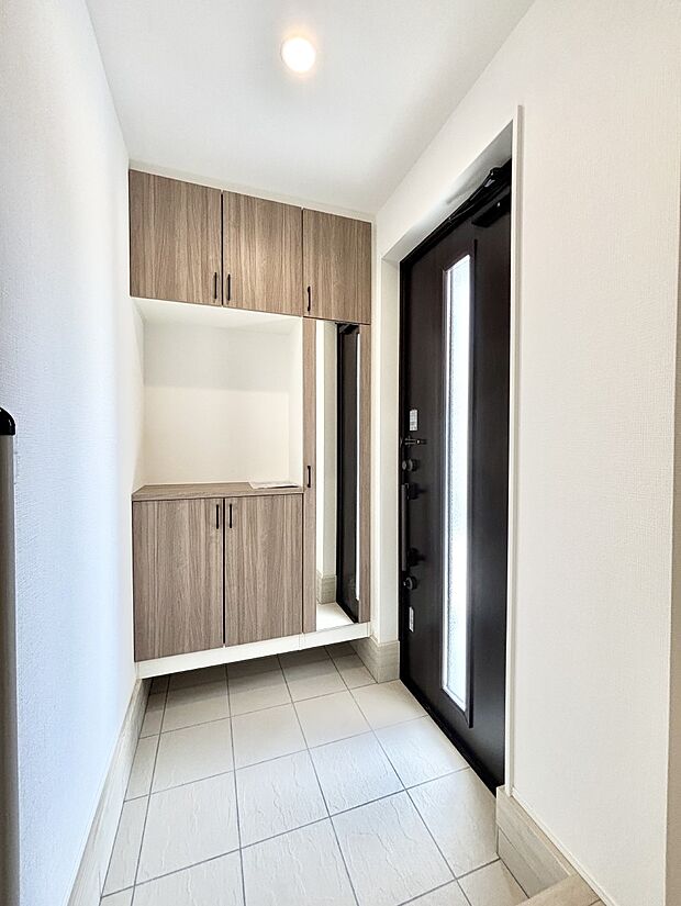 下駄箱はご家族の写真や季節のインテリアで飾り棚として演出できます