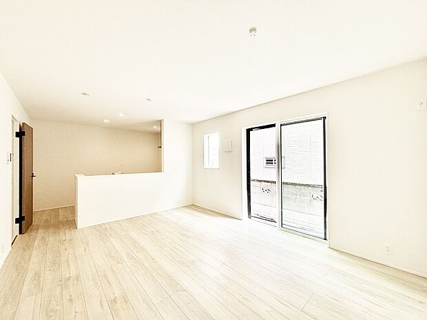 ご家族の賑やかな話し声で包まれる明るいリビング