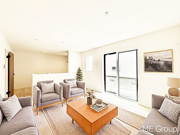 大きな窓からたっぷりの陽光と風を感じられるリビング※家具はCGです