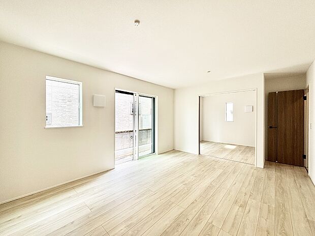 隣接の洋室を開放すればさらに広々空間に