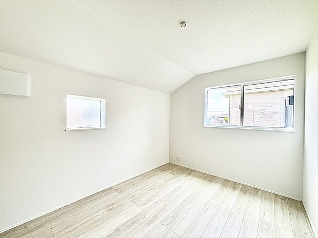 窓からのやさしい光が心地よいプライベートルーム