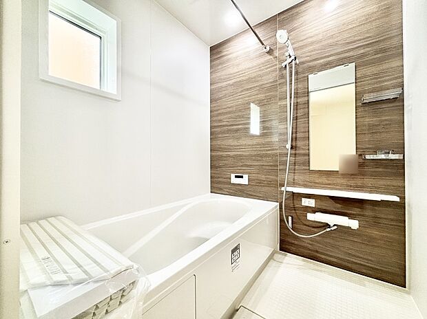 一日の疲れを癒してくれる明るい清潔感のあるバスルーム