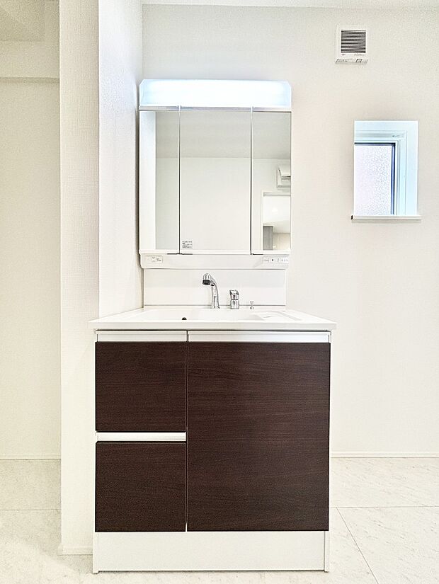 収納力と機能性に優れた洗面化粧台