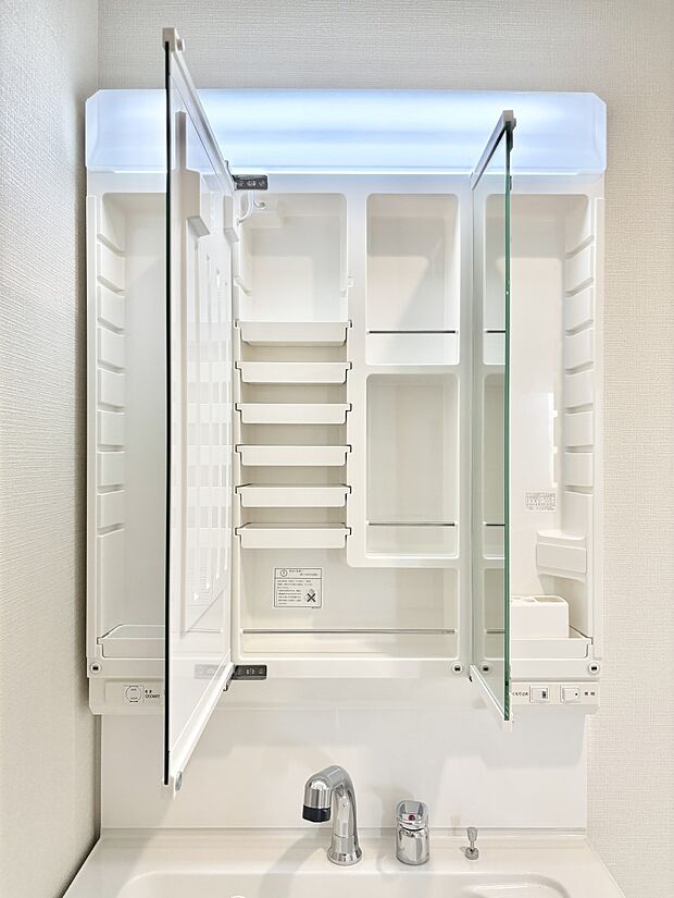 三面鏡の裏に、化粧品や衛生用品などを収納可能。洗面台をすっきりと保ちます！