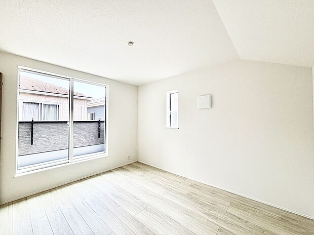 バルコニーが開放感をプラスしてくれる洋室