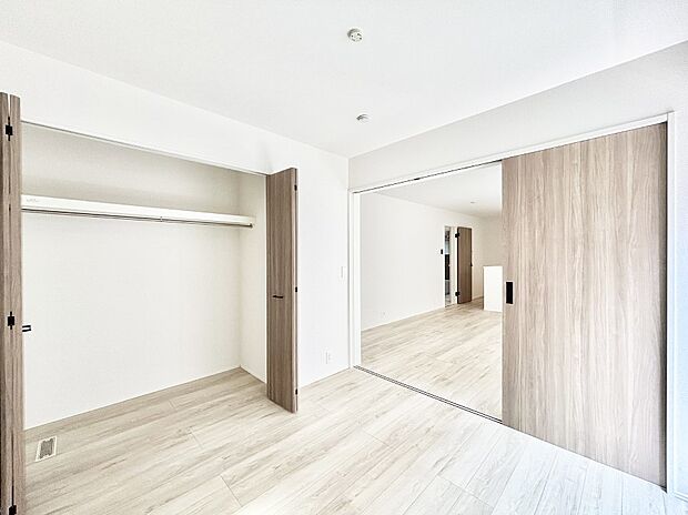 リビング隣接の洋室は個室としても利用できます