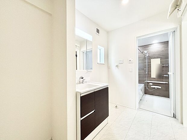 清潔感ある洗面化粧室で朝の身支度も快適