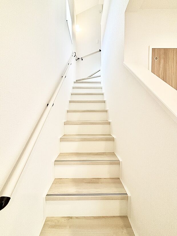 階段は手すり付きなので小さなお子さまやご高齢の方も安心です