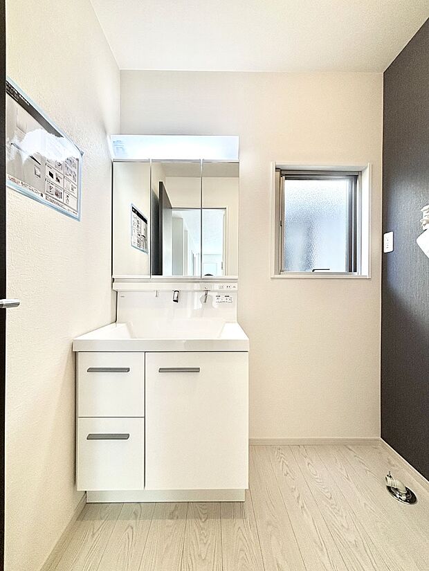 大きく見やすい三面鏡で清潔感ある洗面台は、身だしなみチェックや肌のお手入れにおすすめです。