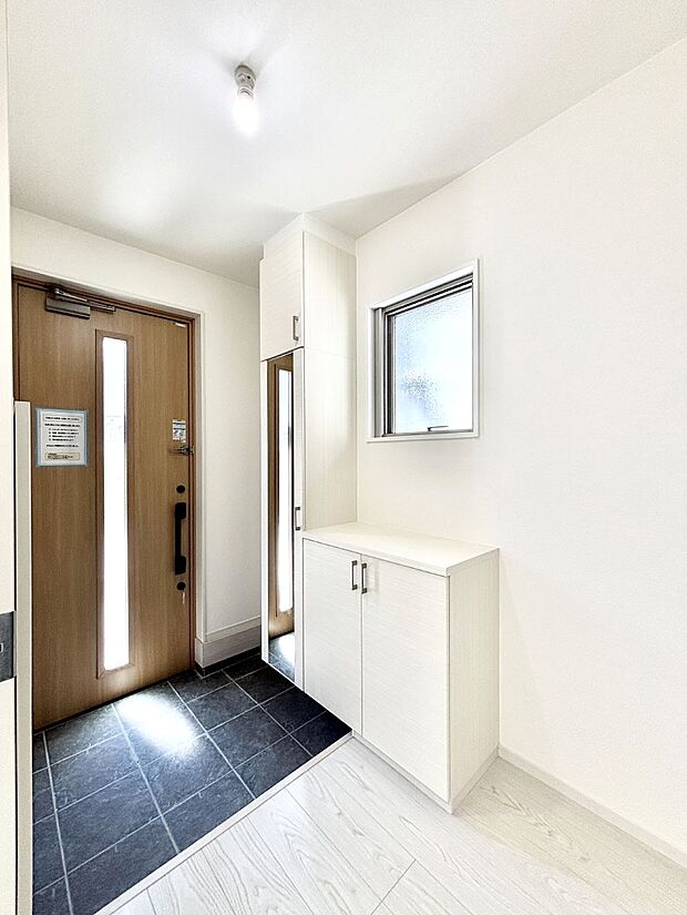 明るい玄関はお客様をお出迎えするのにぴったりです！ 