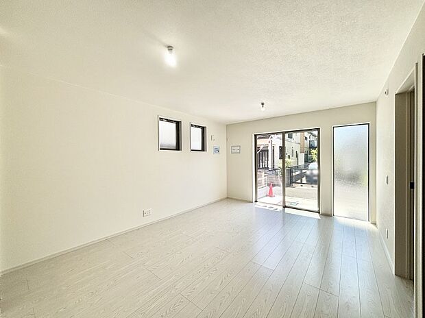 大きな窓からたっぷりの陽光と風を感じられるリビング