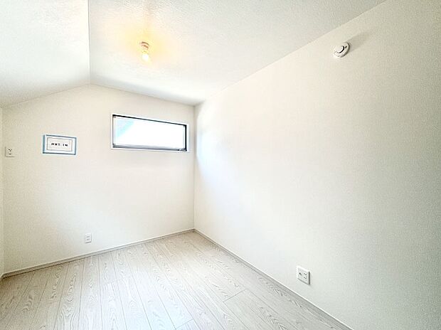 窓からのやさしい光が心地よいプライベートルーム  