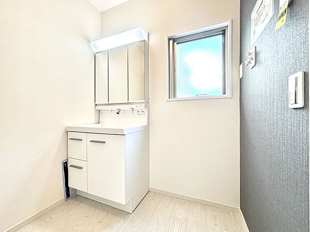 明るい洗面所は毎朝の身支度も楽しくできちゃいそうです。