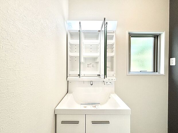 三面鏡の裏に、化粧品や衛生用品などを収納可能。洗面台をすっきりと保ちます！