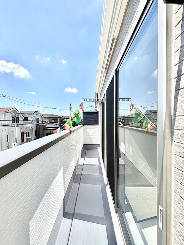 暖かな陽光が降り注ぐバルコニーはお洗濯におすすめ。爽やかな風も心地よいです。 