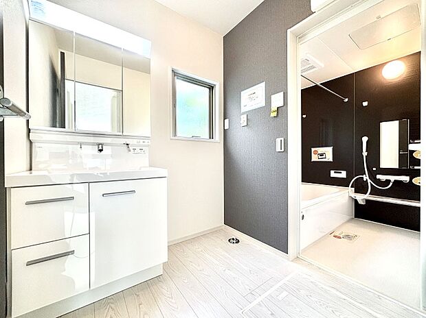 清潔感のある快適空間です。毎日の身支度も気持ち良くお使い頂けます。 