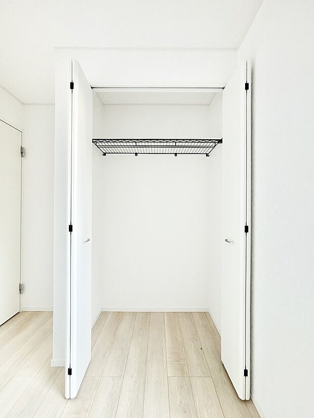 洋室のクローゼット。奥行きがあるので厚手の衣類もすっきり収まります。