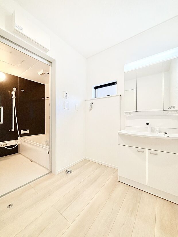 柔らかな朝の光を感じられる窓がついた洗面室