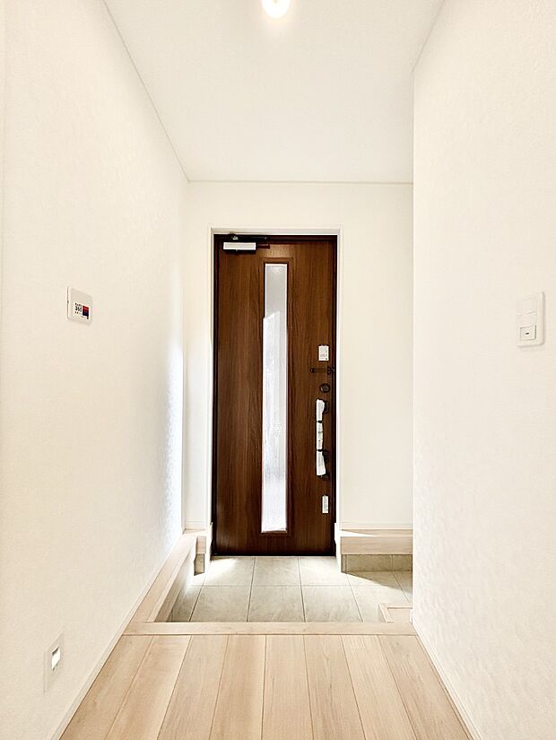 玄関ドアにスリッドラインが入っているので光の演出をしてくれます！