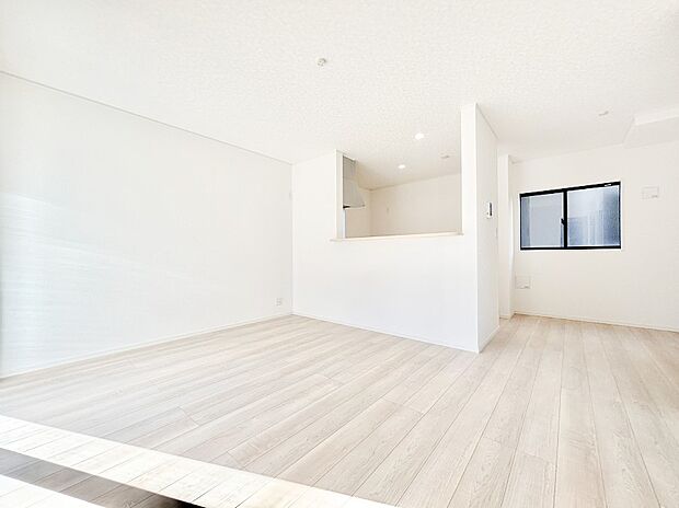 ご家族の賑やかな話し声で包まれる明るいリビング