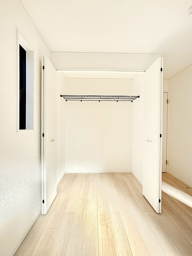 洋室のクローゼット。奥行きがあるので厚手の衣類もすっきり収まります。