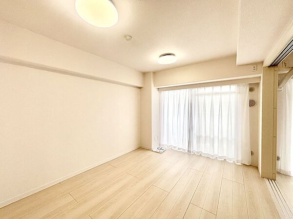自然光が取り込まれ、家族団らんの場所を明るく演出