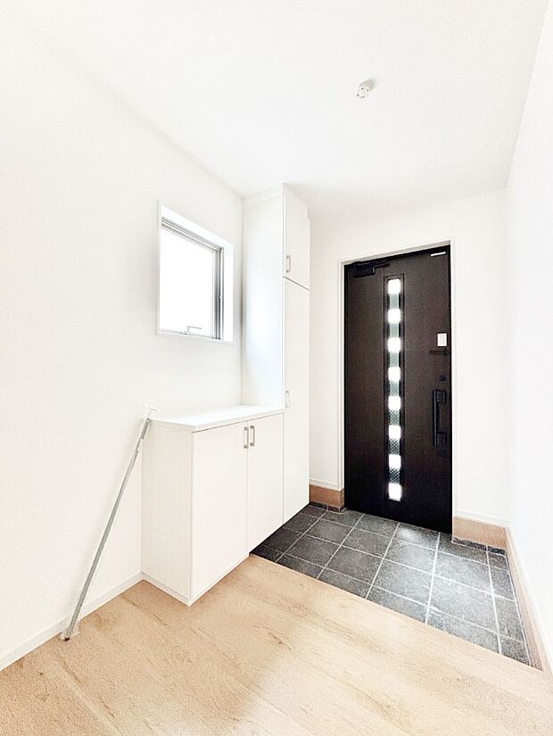 明るい陽光が入り込む玄関。ご家族の靴もスッキリ収納できる玄関収納付き！