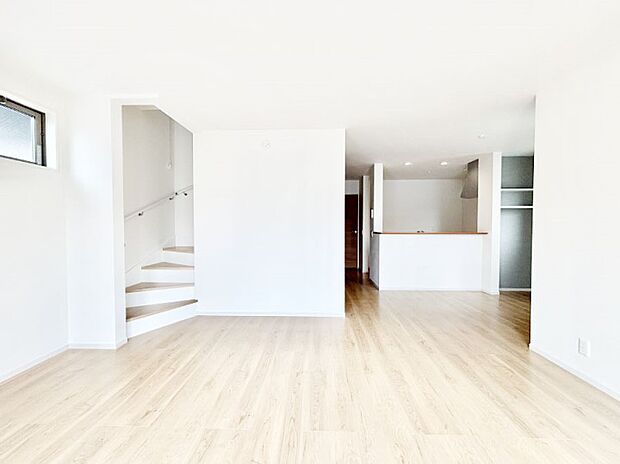 穏やかな陽だまりに包まれる、居心地の良いリビングで家族団らん！