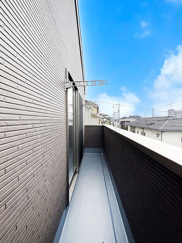 暖かな陽光が降り注ぐバルコニーはお洗濯におすすめ。爽やかな風も心地よいです。 