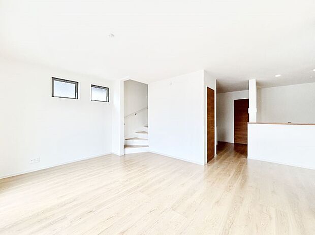 家族の笑顔が自然と生まれてくる、そんな雰囲気のダイニングに仕上がっています。