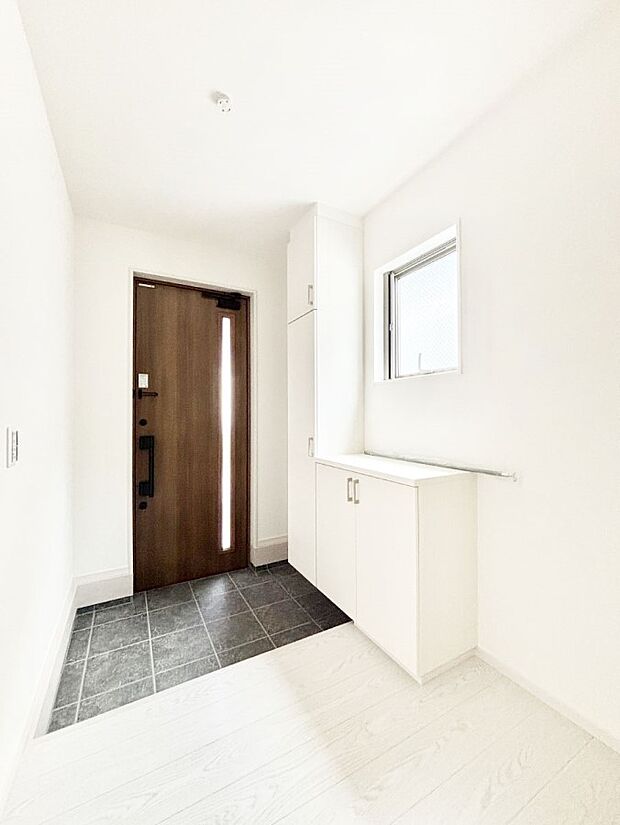 玄関ドアにスリッドラインが入っているので光の演出をしてくれます!