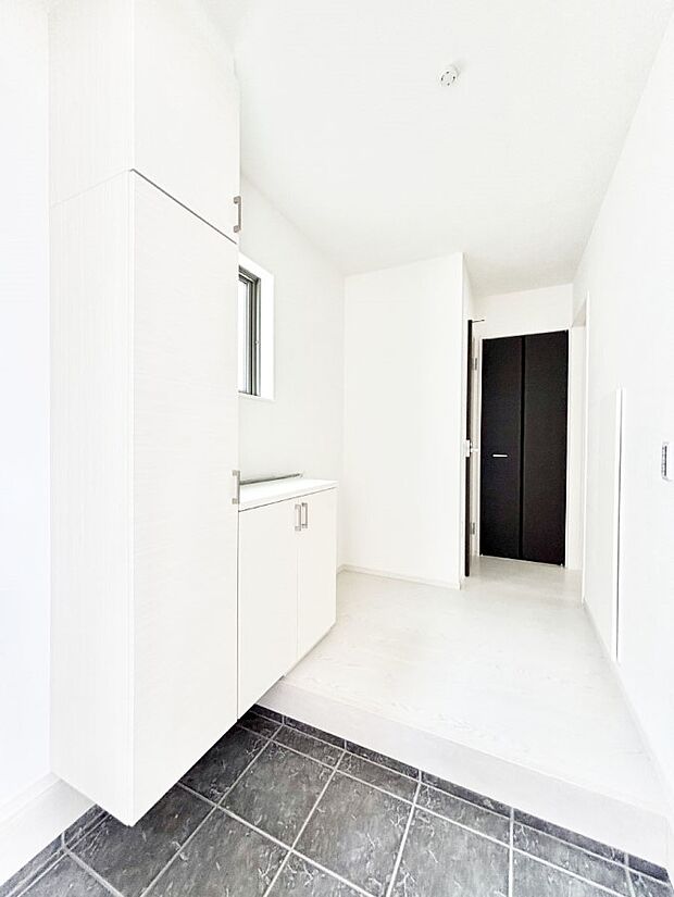 ご家族やお客様を気持ちよくお出迎えできる穏やかな雰囲気の玄関です。