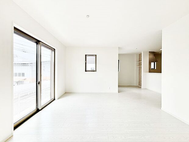 穏やかな陽だまりに包まれる、居心地の良いリビングで家族団らん!