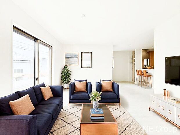 大きな窓からたっぷりの陽光と風を感じられるリビング　※家具はCGです  