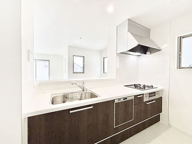 食洗機・浄水器・3ツ口コンロなどデザイン性も機能性も兼ね備えたシステムキッチン!