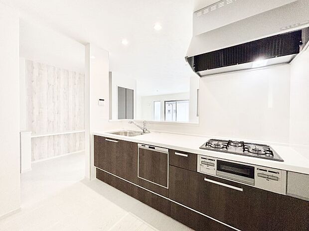 ご家族の会話弾む対面キッチン。お料理中のパパママもご家族と過ごす時間が増えそう!