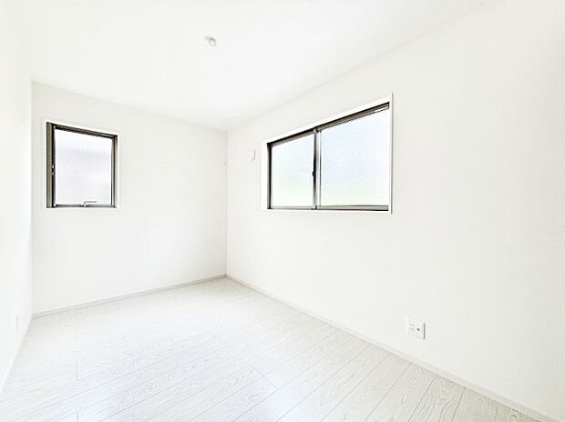 2面採光の洋室。窓から入り込む陽光がお部屋全体を優しく包み込みます!