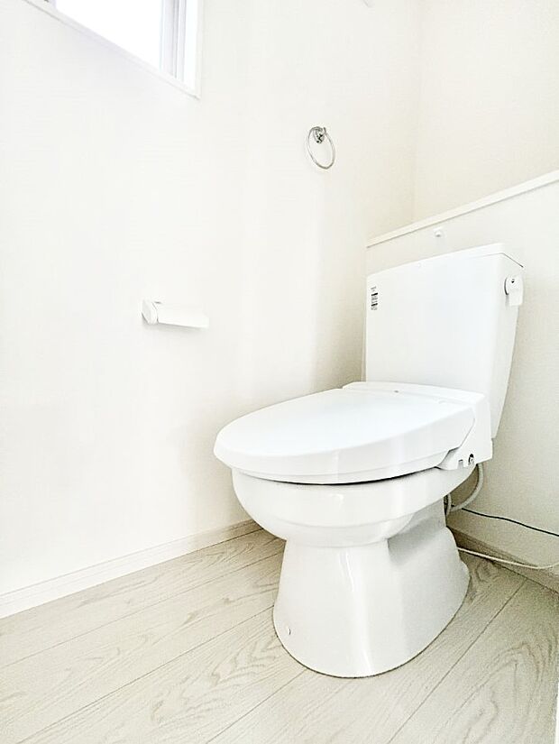 清潔感あるシャワートイレ。小窓から光が注ぎ込みます！