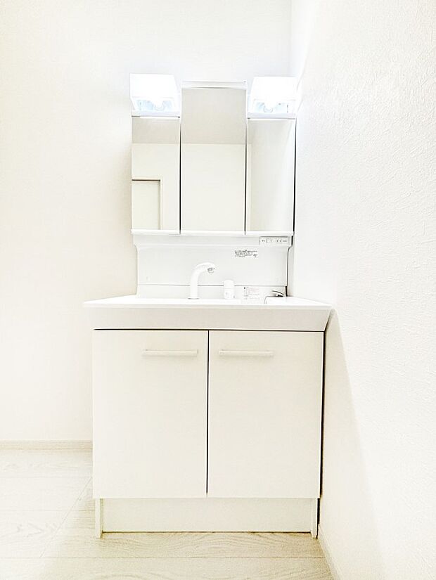 三面鏡キャビネット・シャワー付き洗面化粧台で忙しい朝の身支度もスムーズに!