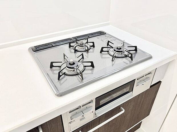 ガスコンロはＳｉセンサー搭載。火力調節や焦げ付き・消し忘れも防いでくれます。