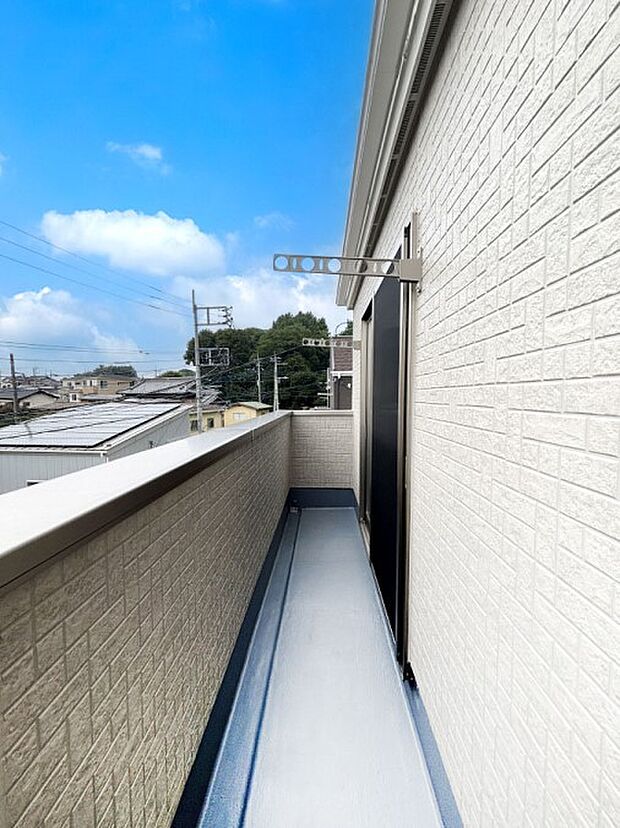 暖かな陽光が降り注ぐバルコニーはお洗濯におすすめ。爽やかな風も心地よいです。 