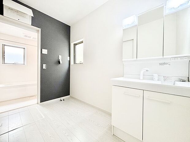 清潔感のある快適空間です。毎日の身支度も気持ち良くお使い頂けます。