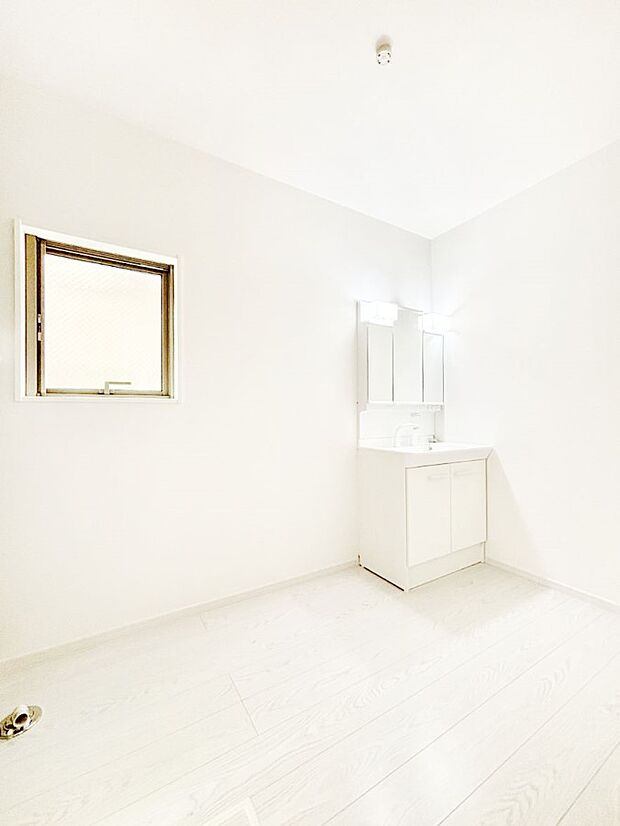 柔らかな朝の光を感じられる窓がついたランドリースペース