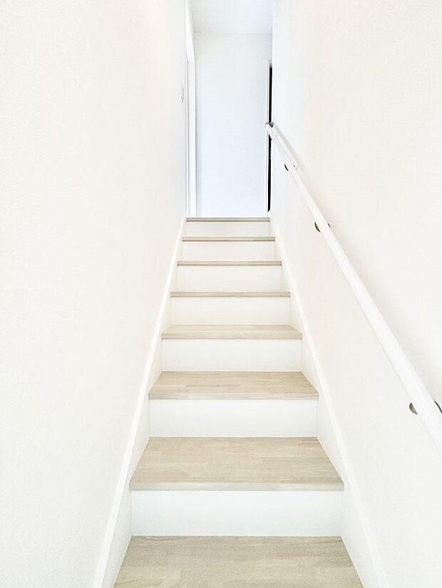 小さなお子様やご年配の方に嬉しい配慮!階段には手摺付きです。