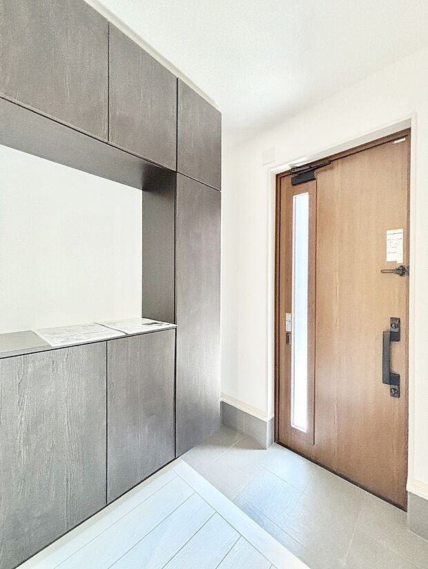 明るい陽光が入り込む玄関。ご家族の靴もスッキリ収納できる玄関収納付き！