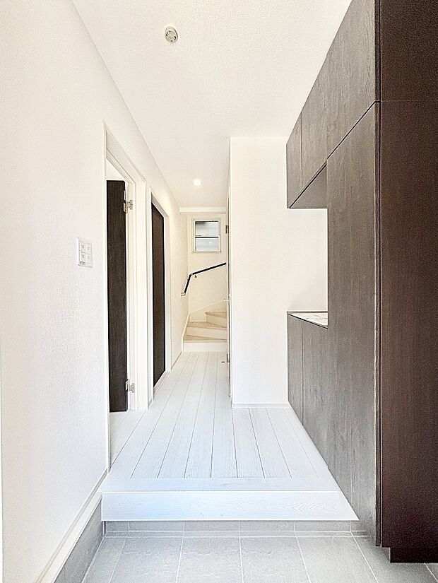 飾り棚を利用して、お越しいただくお客様をおもてなしできます。  